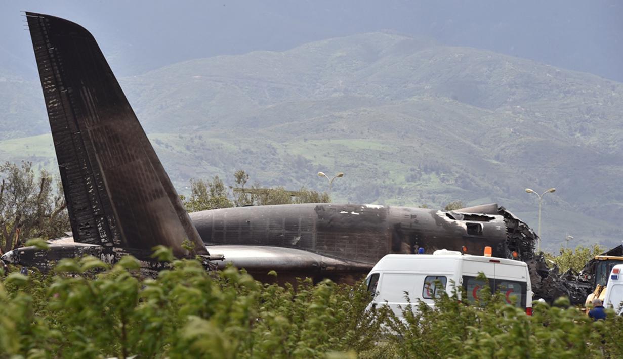 Kondisi bangkai peswat tentara Aljazair yang rusak parah setelah jatuh di dekat pangkalan udara Boufarik, Aljazair (11/4). Insiden ini menewaskan 257 orang yang berada di dalam pesawat tersebut. (AFP Photo/Ryad Krmadi)