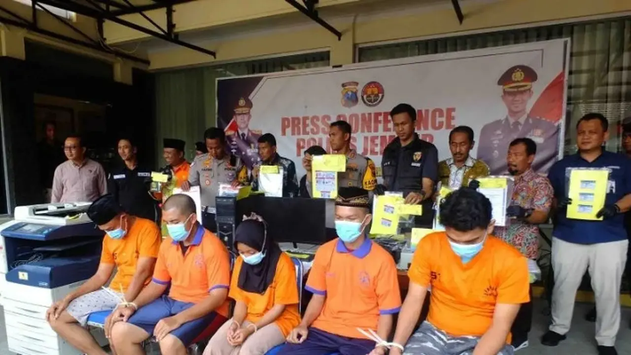 Pelaku Pemalsu dokumen negara dihadirkan dalam konfrensi pers di mapolres Jember (Istimewa)