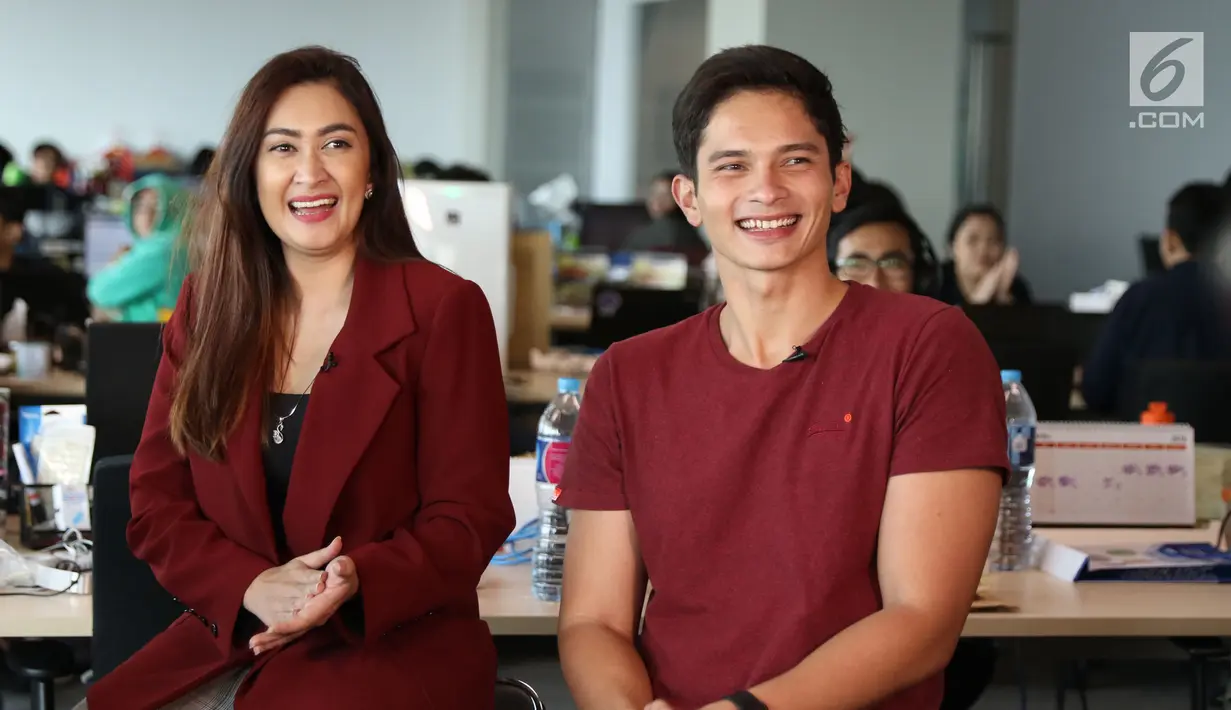 Senyum artis Nafa Urbach bersama Kevin Kambey saat bertandang ke Liputan 6 di SCTV Tower, Jakarta, Selasa (10/4). Film 'Kembang Kantil' yang diperankan oleh keduanya bergenre horor. (Liputan6.com/Arya Manggala)