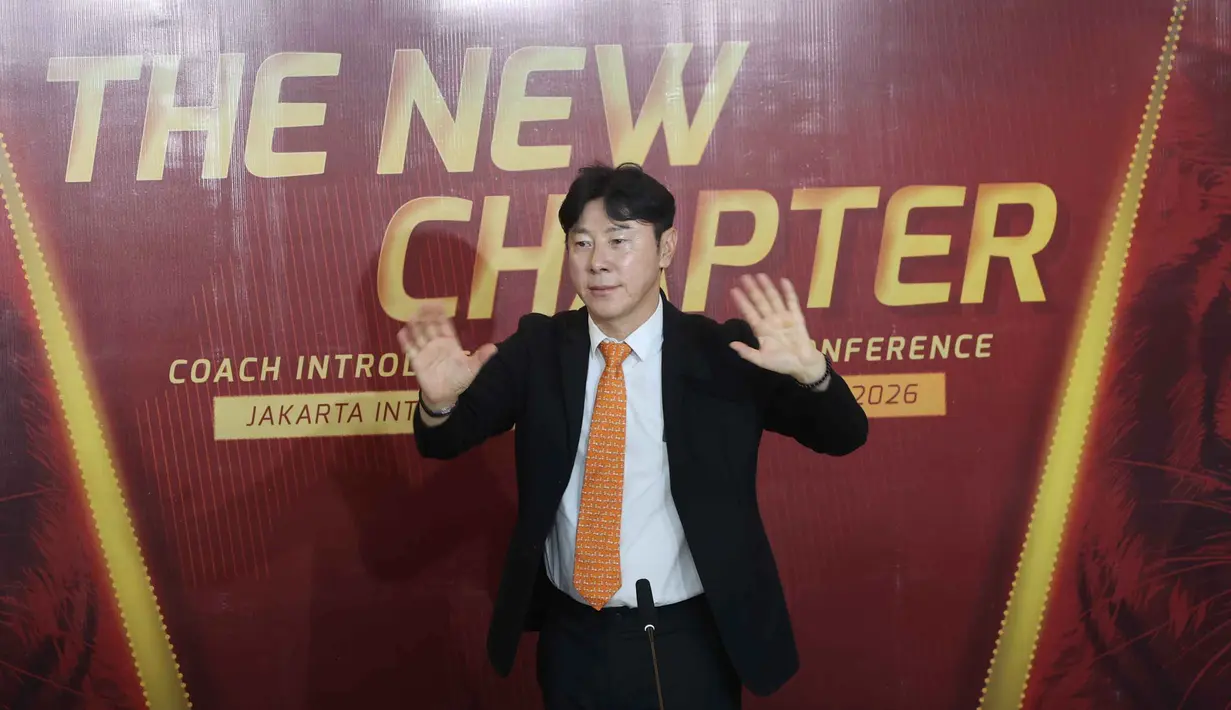 Shin Tae-yong saat diperkenalkan sebagai pelatih kepala Persija yang baru di Jakarta International Stadium, Senin (8/6/2026) siang WIB. (Bola.com/M Iqbal Ichsan)