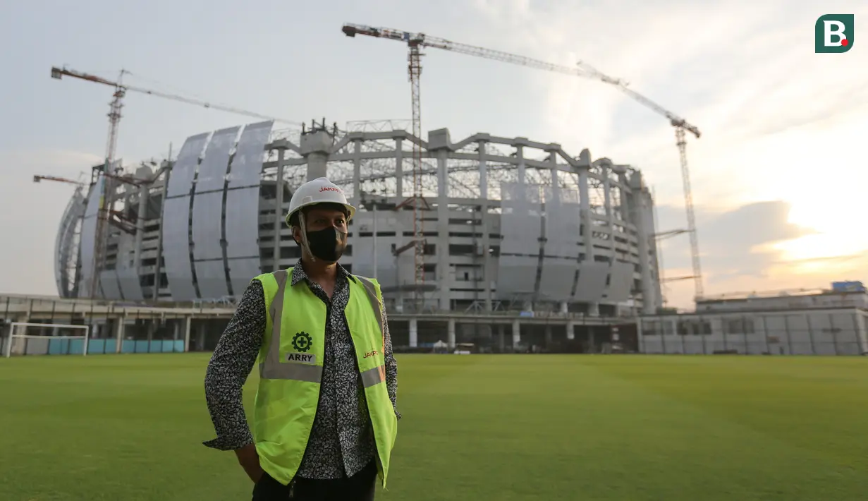 Manajer Proyek JIS, Arry Wibowo berpose di depan Jakarta International Stadium yang terletak di Papanggo, Jakarta Utara, Selasa (31/08/2021). PT Jakarta Propertindo mencatat bahwa stadion yang diproyeksikan berkapasitas 82.000 penonton tersebut telah mencapai 69 persen. (Bola.com/Bagaskara Lazuardi)