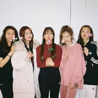 Dita Karang dan anggota SECRET MEMBER. (Sumber: Instagram/@