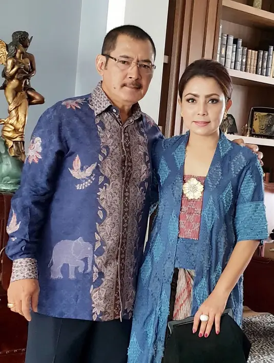Tak hanya mengenakan batik dengan model sedeharana saja. Ia juga membuat kain batik dengan model baju khas wanita Jawa yang senada dengan sang suami.(Liputan6.com/IG/@mayangsaritrihatmodjoreal)
