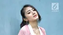 Penyanyi Ghea Youbi berpose saat ditemui di kawasan Tandean, Jakarta, Rabu (17/7). Lagu Ghea Youbi yang berjudul "Gak Ada Waktu Beib" dituding menjiplak lagu "Lagi Syantik" yang dinyanyikan oleh Siti Badriah. (Liputan6.com/Faizal Fanani)