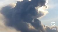 Usai erupsi hebat pada Sabtu (11/3/2023), Awan Panas Gunung Merapi menyembul membentuk sosok yang oleh banyak orang dihubungkan dengan sosok Mbah Petruk. (Liputan6.com/ Ist)