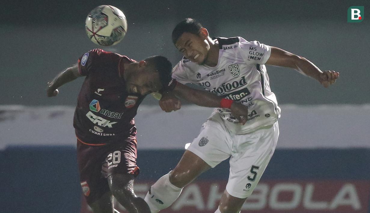 Bali United ditahan imbang 1-1 oleh Borneo FC dalam laga pekan ke-5 BRI Liga 1 2021/2022 di Stadion Indomilk Arena, Tangerang, Selasa (28/9/2021). Hasil ini belum menggoyahkan posisi Laskar Tridatu di puncak klasemen dengan mengoleksi 11 poin dari 5 laga. (Bola.com/Bagaskara Lazuardi)