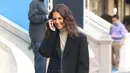 Menghadirkan nuansa musim gugur, Katie Holmes tampil mengenakan mantel wol, sweater polo-neck, dan tas Bienen Davis Charlie. Foto: Vogue.