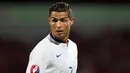 Cristiano Ronaldo gagal mencetak gol saat laga Portugal melawan Albania dalam kualifikasi Euro 2016 di Elbasan Arena, Albania, Selasa (8/9/2015). Portugal menang 1-0 atas gol Miguel Veloso di saat injury time. (AFP Photo/Gent Shkullaku)