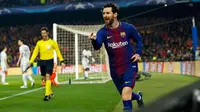 Pemain Barcelona, Lionel Messi merayakan golnya ke gawang Chelsea pada leg kedua babak 16 besar Liga Champions 2017-2018 di Stadion Camp Nou, Rabu (14/3). Messi mencetak dua gol dan satu assist pada laga itu kepada Ousmane Dembele. (AP/Manu Fernandez)