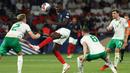 Striker Timnas Prancis, Marcus Thuram (tengah) menyundul bola di tengah para pemain Republik Irlandia pada laga Grup B Kualifikasi Euro 2024 di Parc des Princes Stadium, Paris, Jumat (8/9/2023) dini hari WIB. (AFP/Franck Fife)