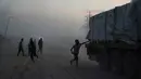 Dalam keterangan resminya, pada Sabtu (8/11/2025), OCHA mengatakan penyaluran bantuan masih dibatasi hanya melalui dua pos perlintasan saja. Tampak dalam foto, warga Palestina berbondong-bondong menuju truk yang mengangkut bantuan dari Program Pangan Dunia (WFP) saat truk-truk tersebut melintasi Deir al-Balah di Gaza Tengah, Sabtu, 8 November 2025. (AP Photo/Abdel Kareem Hana)