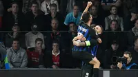 Penyerang Inter Milan, Mauro Icardi (kanan) meluapkan kegembiraan usai mencetak gol ke gawang PSV Eindhoven, Kamis (4/10/2018).  (AFP / John Thys)