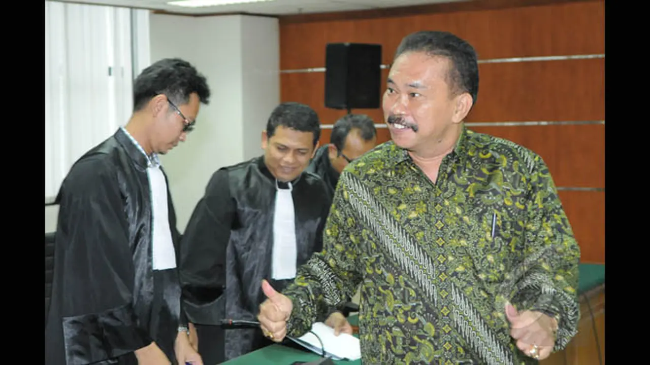 Senyum Bupati Tapanuli Tengah Jalani Sidang Perdana