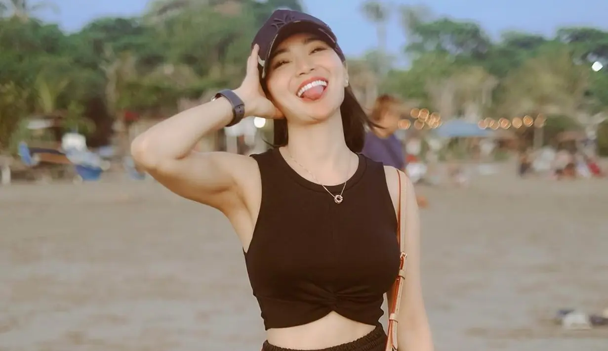 Penampilan sederhana wika salim satu ini juga menjadi sorotan netizen. Pasalnya, dirinya terlihat tampil dengan busana serba hitam lengkap dengan topi serta jam tangan senada. (Liputan6.com/IG/@wikasalim)