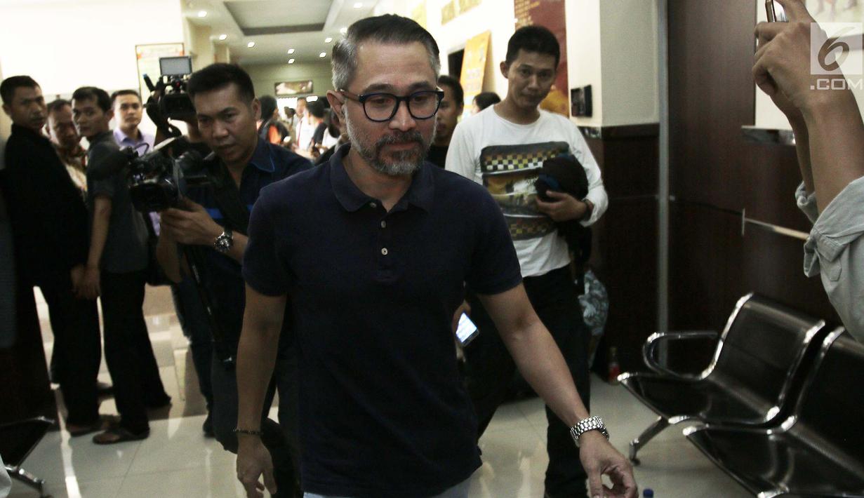 Aktor Lukman Sardi mendatangi Polres Metro Jakarta Selatan, Jumat (4/8). Lukman yang datang sendiri itu memberikan dukungan moril kepada Tora Sudiro yang ditahan terkait dugaan kepemilikan 30 butir Dumolid (Liputan6.com/Herman Zakharia)