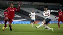 Pemain Tottenham Hotspur, Son Heung-min berusaha menjebol gawang Liverpool dalam pertandingan lanjutan Liga Inggris 2020/2021 di Tottenham Hotspur Stadium, Jumat (29/1/2021) dini hari. (Foto: AP/Pool/Nick Potts)