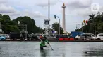 Pekerja dari Dinas Kehutanan Provinsi DKI Jakarta melakukan perawatan rutin kolam air di kawasan Patung Kuda, Jakarta, Jumat (8/3/2024). (Liputan6.com/Angga Yuniar)