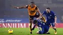 Pemain Wolverhampton Wanderers Adama Traore (kiri) berebut bola dengan pemain Chelsea Kai Havertz dan Mateo Kovacic pada pertandingan Liga Inggris di Stamford Bridge Stadium, London, Inggris, Rabu (27/1/2021). Pertandingan berakhir dengan skor 0-0. (Neil Hall/Pool via AP)