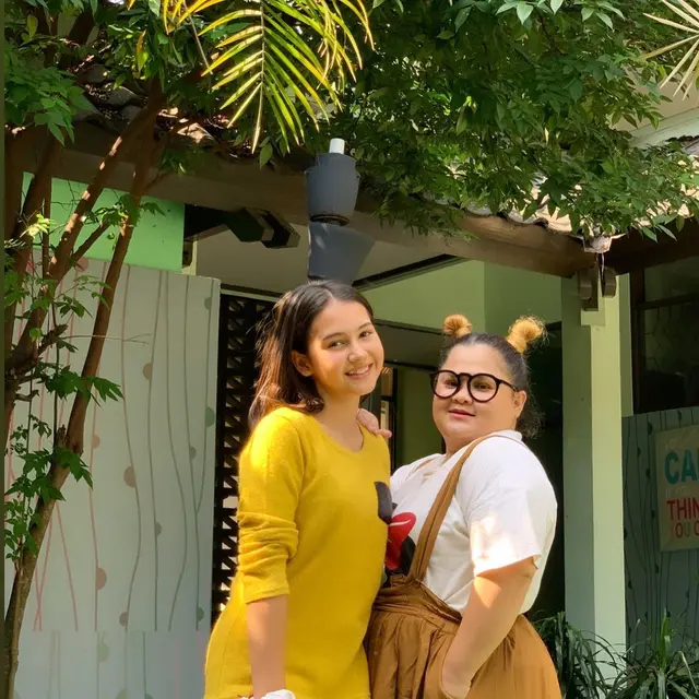6 Potret Kebersamaan Sandrinna Michelle dan Defni Yani, Bak Kakak Adik