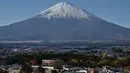Sebelumnya, beberapa waktu lalu publik diramaikan dengan puncak Gunung Fuji yang tak juga diselimuti salju. (Richard A. Brooks/AFP)