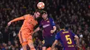 Duel udara antara Lucas Tousart dan Sergi Roberto pada leg kedua, babak 16 besar Liga Champions yang berlangsung di Stadion Camp Nou, Barcelona, Kamis (14/3). Barcelona menang 5-1 atas Lyon. (AFP/Josep Lago)