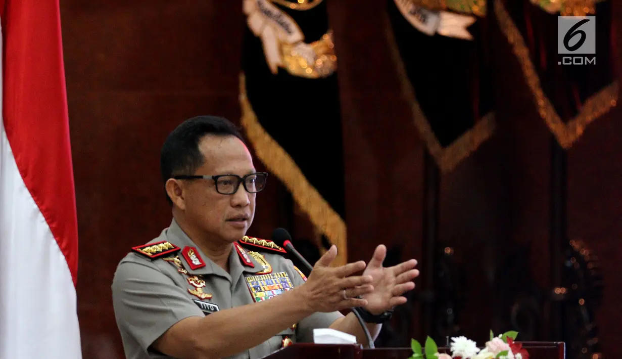 Kapolri Jenderal Tito Karnavian memberi sambutan saat memberi penghargaan kepada pengungkap 1,6 ton sabu di Mabes Polri, Jakarta, Selasa (27/3). Tito juga mengimbau media menjaga keindependenannya memasuki tahun politik. (Liputan6.com/JohanTallo)
