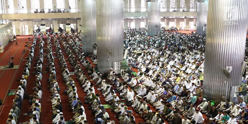 Bernuansa Idul Fitri, Umat Muslim Salat Jumat Berjamaah di Mesjid Istiqlal