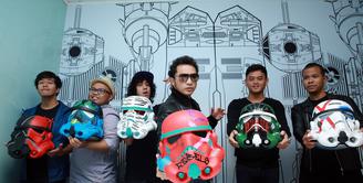 Mewakili Indonesia, salah satu grup band bernama Nidji dipilih untuk mengkampanyekan lomba desain Star Wars Stormtrooper helm di Disney Channel dan Disney XD Asia Tenggara. (Deki Prayoga/Bintang.com)