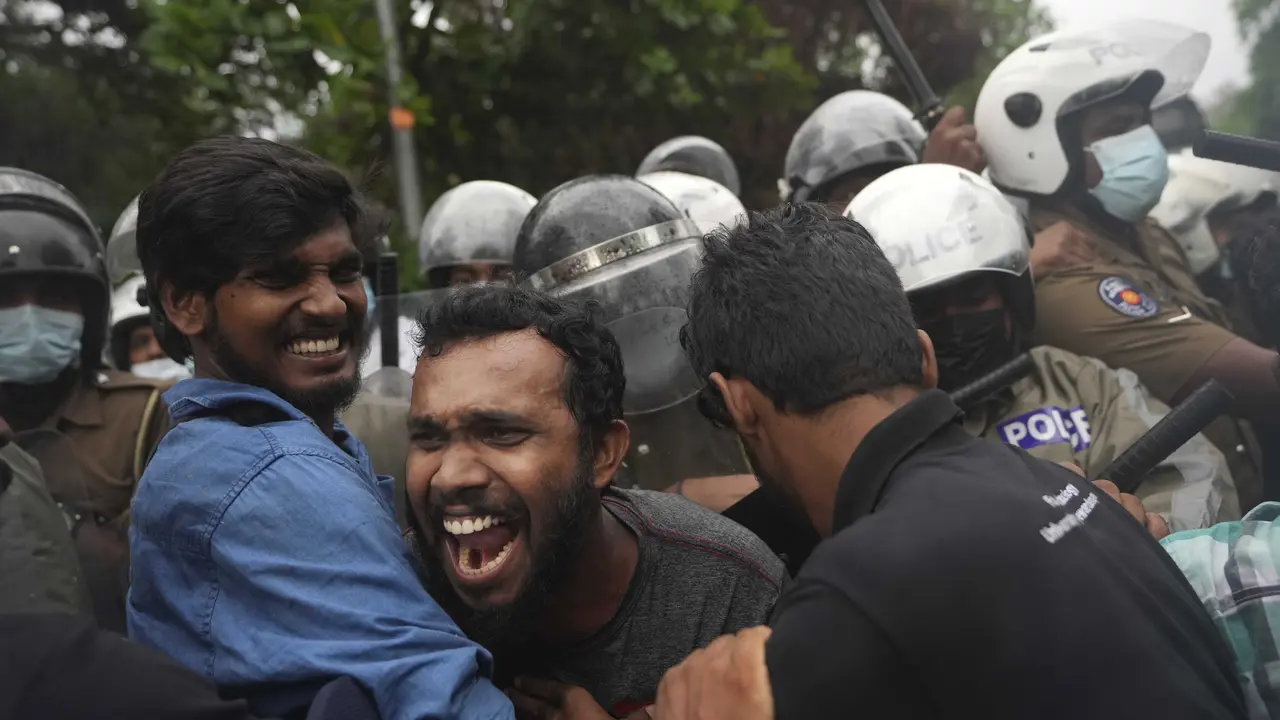 Bentrokan Mahasiswa dan Polisi di Sri Lanka