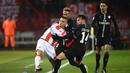 Aksi pemain PSG Juan Bernat menghalau pergerakan pemain Red Star Belgrade pada laga lanjutan Grup C Liga Champions yang berlangsung di stadion Rajko Mitic, Rabu (12/12). PSG menang 4-1 atas Red Star Belgrade. (AFP/Franck Fife)