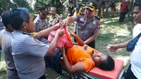 Polisi mengevakuasi tunawisma yang melahirkan bayi di gubuk taman hutan kota Pekanbaru. (Liputan6.com/M Syukur)