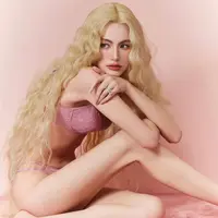 Lakukan pemotretan bersama Victoria Secret, Davika Hoorne tampil dengan rambut pirang berbeda dari biasanya. [@davikah]