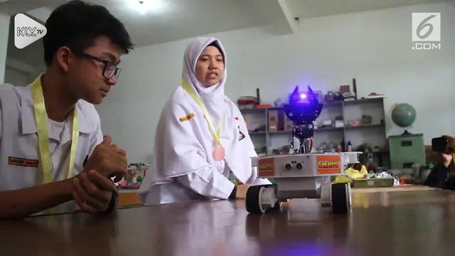 Dua anak SMA dari Solo ciptakan robot 'The Survivor'. Robot ini mampu deteksi korban bencana yang tertimbun bangunan.