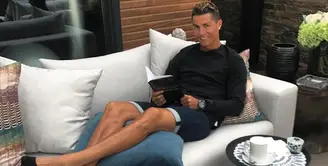 Pesepak bola tampan Cristiano Ronaldo tak pernah lepas dari sorotan publik. Terlebih baru-baru ini ia dikaruniai seorang anak bersama kekasihnya, Georgina Rodriguez. Peran barunya menjadi orang tua sangat dirasakannya. (Instagram/cristiano)