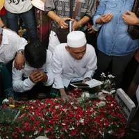 Doa-doa pun mengiringi tujuh hari kepergian sang bintang (Foto: Muhammad Akrom Sukarya)