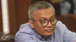 Terdakwa kasus dugaan korupsi pengadaan UPS, Alex Usman jelang Sidang Vonis di Pengadilan Tipikor, Jakarta, Kamis (10/3/2016). Majelis Hakim menjatuhi hukuman kepada Alex Usman 6 tahun penjara dan denda Rp 500 juta. (Liputan6.com/Gempur M Surya)