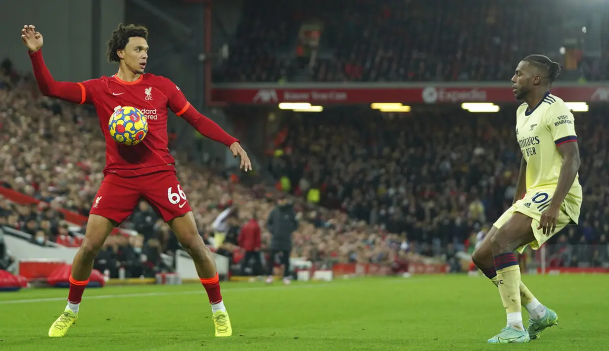 Pemain Liverpool Trent Alexander-Arnold (kiri) mengontrol bola di depan pemain Arsenal Emile Smith Rowe pada pertandingan sepak bola Liga Inggris di Stadion Anfield, Liverpool, Inggris, 20 November 2021. Liverpool menang 4-0. (AP Photo/Jon Super)