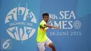 Petenis Indonesia, Aditya Sasongko saat tampil melawan Wachiramanowong (Thailand) di nomor beregu putra Sea Games 2015 di Kallang Tenis Centre, Singapura, Selasa (9/6/2015). Aditya Sangko unggul 6-4, 7-5. (Liputan6.com/Helmi Fithriansyah)