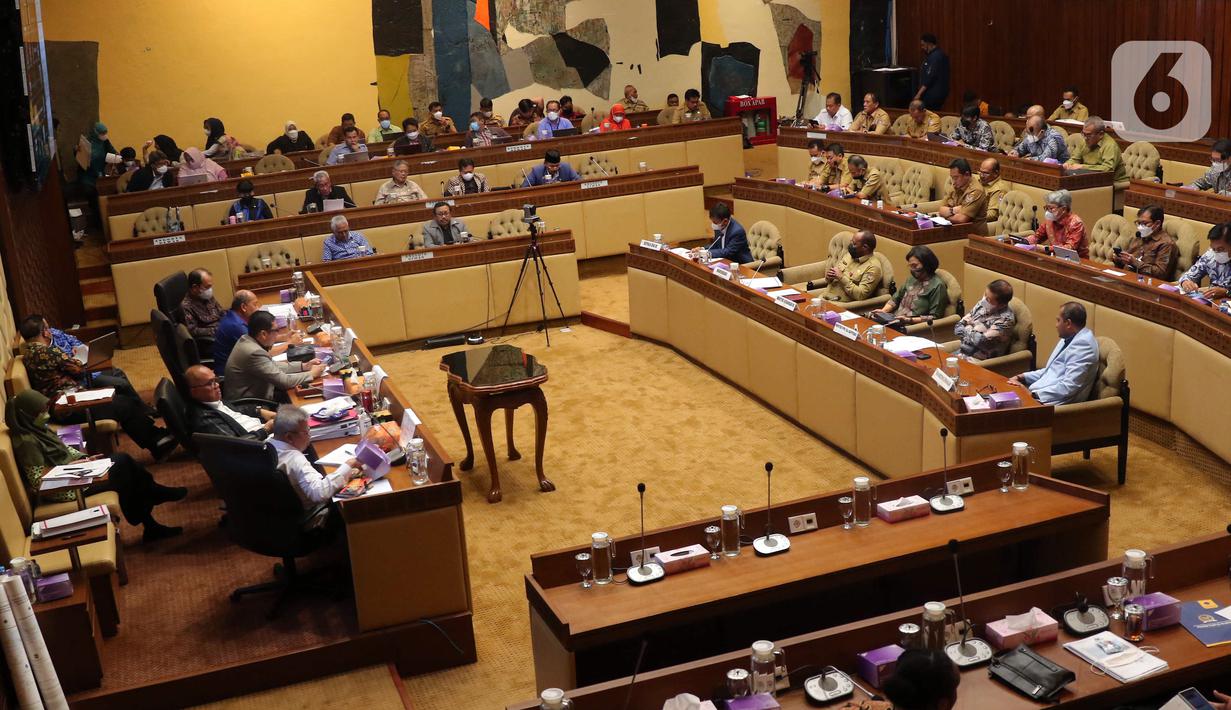 Suasana saat rapat kerja Menteri Keuangan Sri Mulyani dan Kepala Bappenas Suharso Monoarfa dengan Komisi II di Kompleks Parlemen MPR/DPR-DPD, Senayan, Jakarta, Selasa (28/6/2022). Tiga DOB Papua ialah Provinsi Papua Selatan, Papua Tengah, dan Papua Pegunungan dengan ibu kota bertempat di Merauke, Nabire, dan Jayawijaya. (Liputan6.com/Angga Yuniar)
