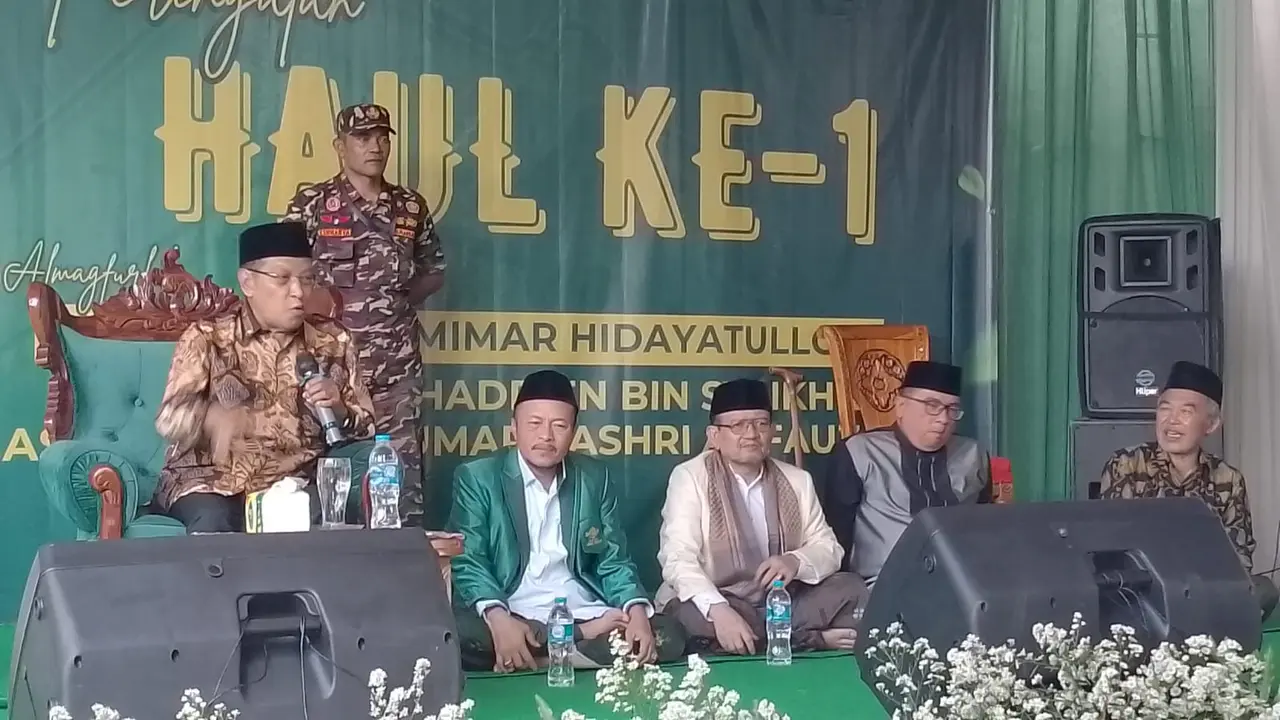 Mustasyar Pengurus Besar Nahdlatul Ulama (PBNU) K.H. Said Aqil Siroj, memberikan tausiyah dalam haul pertama Alm. KH Mimar Hidayatulloh di Pondok Pesantren Hidayatul Faizien, Urug, Sabtu  (11/1/2025). (Liputan6.com/Jayadi Supriadin)