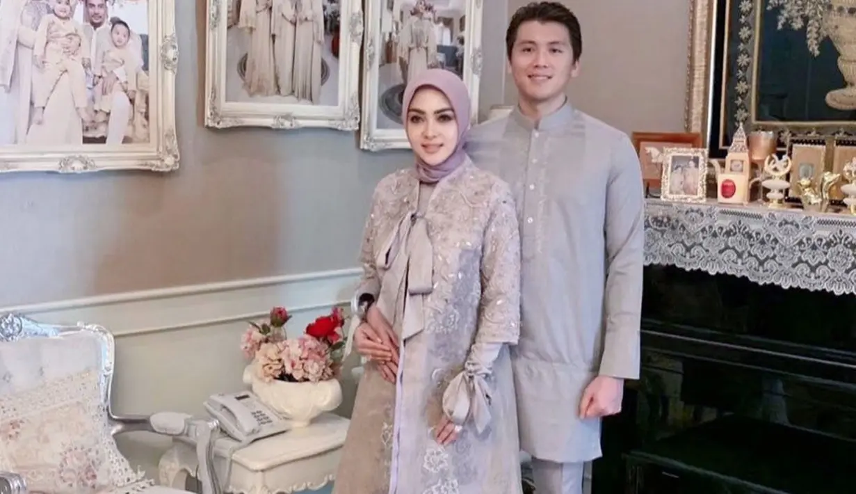 Tak mau banyak bicara, Syahrini dan Reino hanya membalas perkataan netizen lewat postingan mereka. Keduanya kini tampak semakin mesra. Bahkan tak jarang pasangan tersebut memamerkan kekompakan dengan mengenakan busana senada. (Liputan6.com/IG/@princessyahrini)