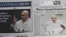 Paus Fransiskus, pada 14 Februari 2025 lalu, sempat dibawa dan mendapat perawatan intensif di rumah sakit Gemelli, Roma karena pneumonia di kedua paru-parunya. Foto ini menunjukkan halaman depan surat kabar Spanyol di Madrid, pada tanggal 22 April 2025. (JAVIER SORIANO/AFP)