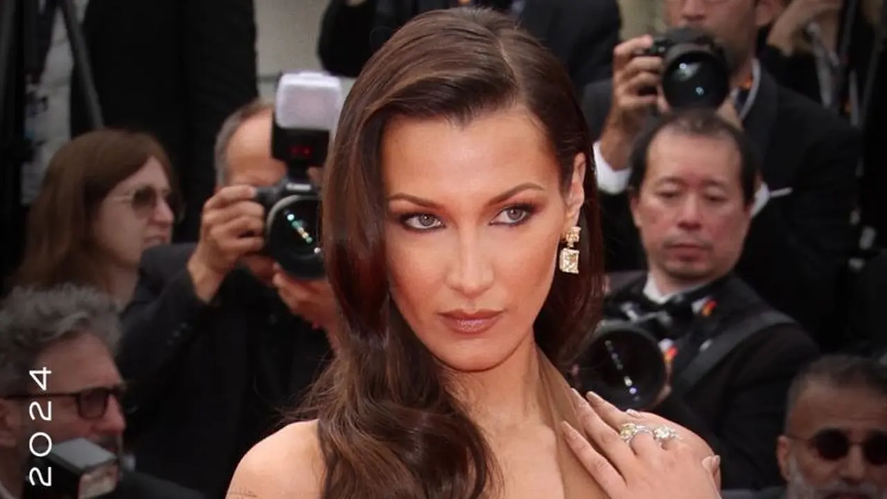 Bella Hadid Dibalut Dress Transparan di Festival Film Cannes