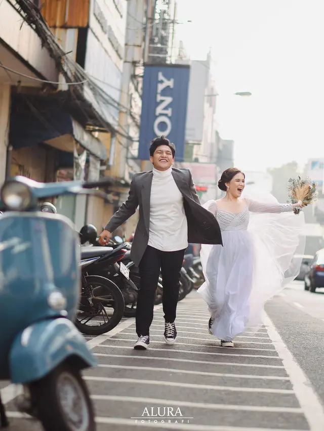 7 Prewedding Masayu Clara dan Qausar Harta, Tampil Romantis di Pinggir Jalan