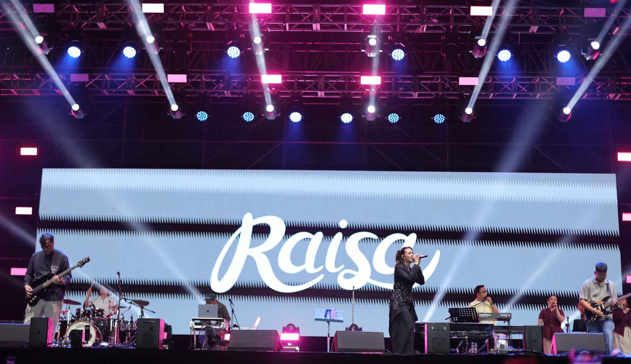 Deretan musisi papan atas Tanah Air pun tampil memeriahkan panggung KLBB dan menghadirkan suasana ngabuburit yang hangat, meriah, serta penuh kebersamaan yang digelar sepanjang Sabtu 28 Februari hingga Minggu 1 Maret 2026. Tampak dalam foto, penyanyi, Raisa, saat tampil pada hari kedua gelaran KapanLagi Buka Bareng (KLBB) Festival 2026 di Stadion Madya, Kompleks Gelora Bung Karno, Senayan, Jakarta, Minggu 1 Maret 2026. (Bola.com/Bagaskara Lazuardi)