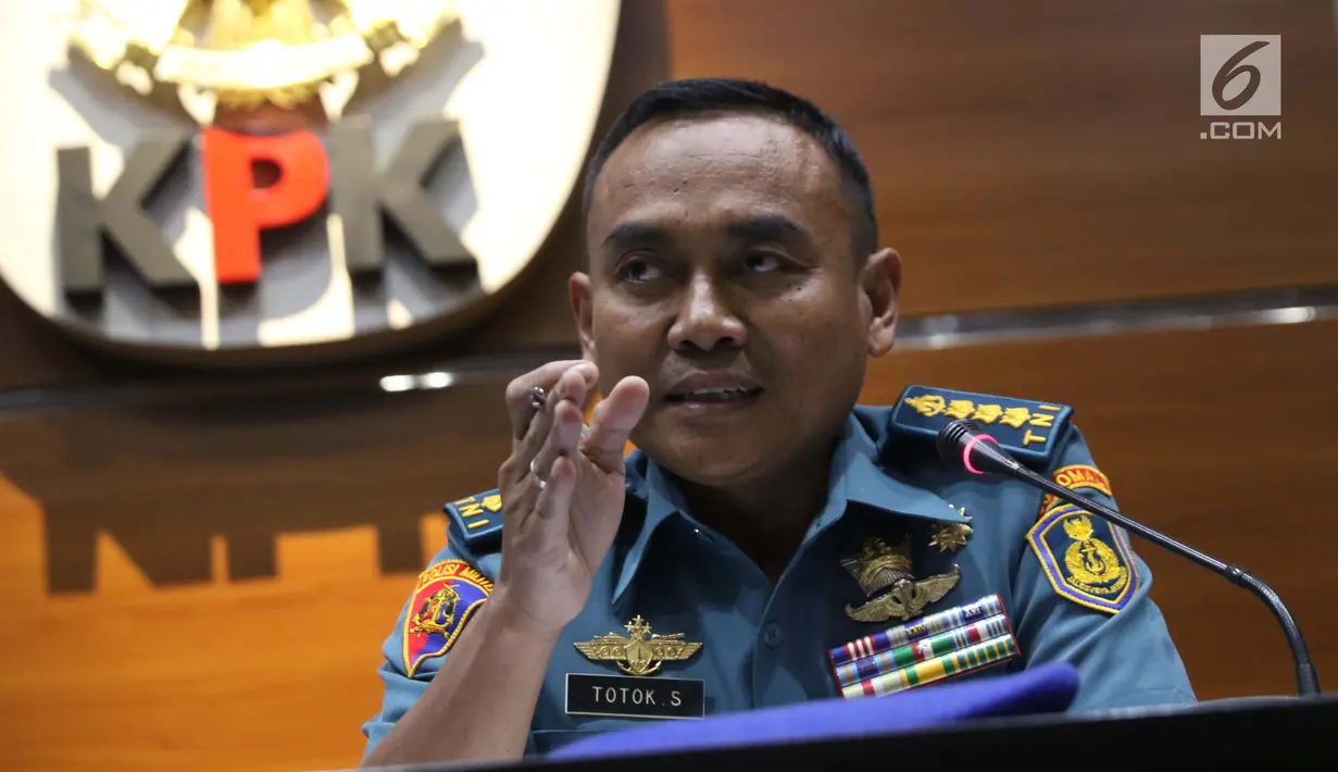 Dirbingakkum Puspom AL Kolonel (Laut) Totok Safaryanto memberi keterangan terkait penetapan tersangka baru dalam pengembangan kasus suap Bakamla di Gedung KPK, Jakarta, Rabu (31/7/2019). Ada empat tersangka baru terkait dugaan korupsi dalam pengadaan barang di Bakamla. (Liputan6.com/Helmi Fithriansy