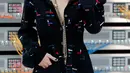 Lily-Rose Melody Depp berpose sebelum peragaan busana Spring/Summer koleksi Chanel 2017 pada Paris fashion Wekk, Prancis (4/10). Lily-Rose Melody tampil cantik dengan lipstik berwarna merah. (AFP Photo/François Guillot)