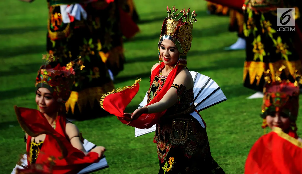 Ratusan Penari menyuguhkan pementasan tarian massal Jejer Kembang Menur di Istana Merdeka, Jakarta, Kamis (17/8). Tarian Jejer Kembang Menur menggambarkan keceriaan gadis-gadis bagaikan kuntum kembang yang sedang bermekaran. (Liputan6.com/Pool)