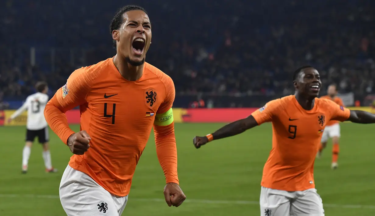1. Virgil Van Dijk - Palang pintu Belanda ini sedang dalam performa terbaiknya, terbukti dengan keberhasilannya menjadi Pemain Terbaik Eropa 2019. Bintang Liverpool ini layak dinobatkan sebagai simbol dari kebangkitan sepak bola De Oranje. (AFP/John Macdougall)
