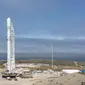 Roket Falcon 9 milik SpaceX tampak sebelum peluncuran hari Minggu, yang mengangkut 10 satelit lagi milik Iridium Communications, dari Pangkalan AU Vanderberg, California, 25 Juni 2017. (SpaceX/AP)
